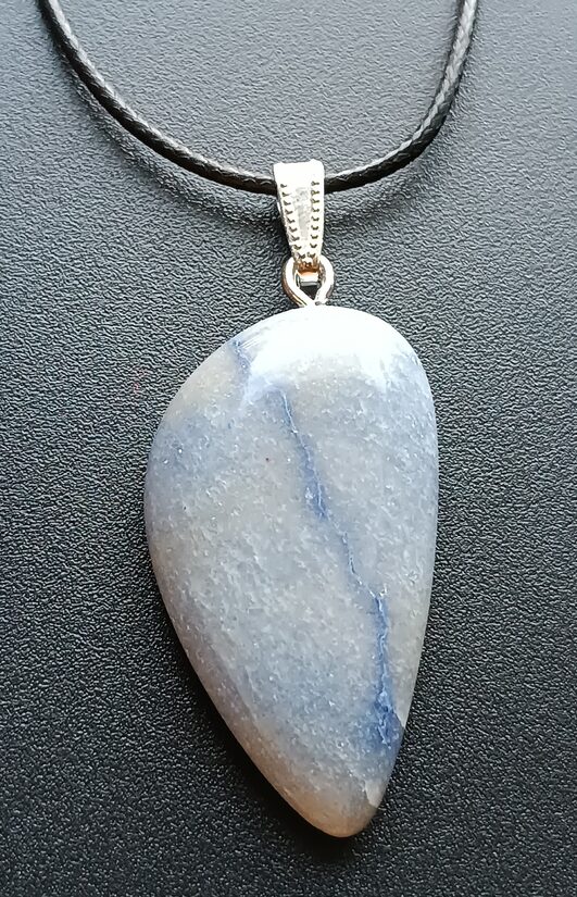 Zilais kvarcīta kulons