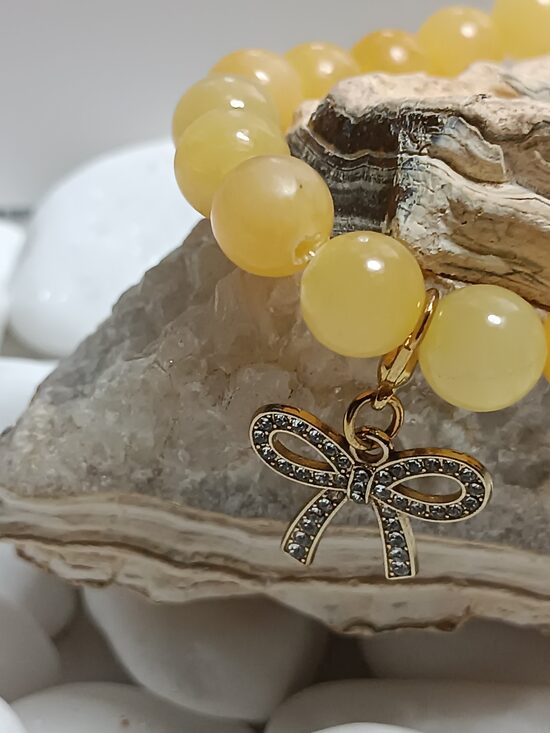 Žadeīta rokassprādze ar noņemamu bantītes piekariņu.