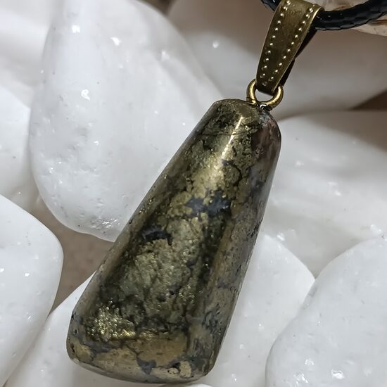 Halkopirīta kulons.