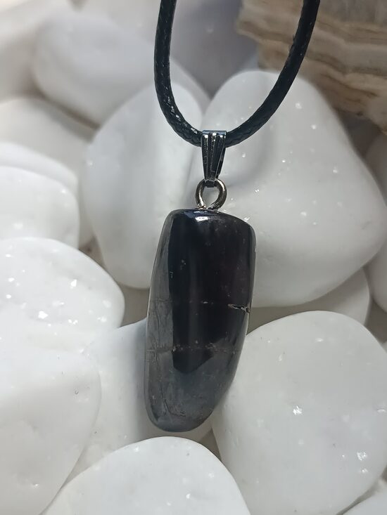 Almandīna granāts.