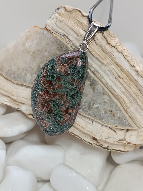 Eudialīts(40 x 25 mm)