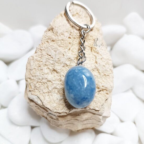 Zilā kvarcīta atslēgu piekariņš.