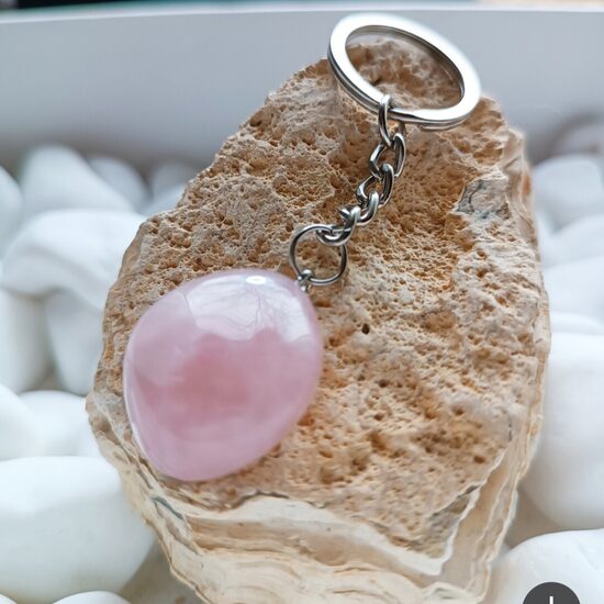 Rozā kvarca atslēgu piekariņš.