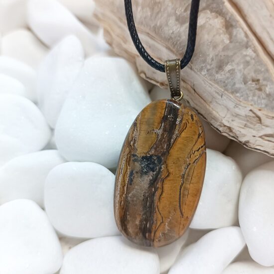 Tīģerdzelzs kulons