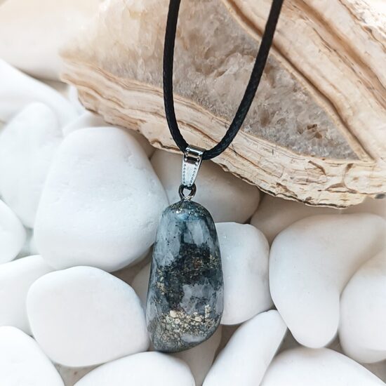 Halkopirīta kulons.